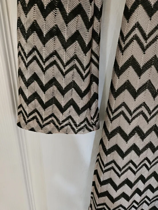 Chelsea & Violet Black and Tan Chevron V-Neck Dress. S - Picture 5 of 7
